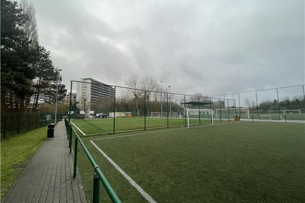 Vervangen klein kunstgras voetbalveld Goede Herderpark - Sportinfrabouw NV